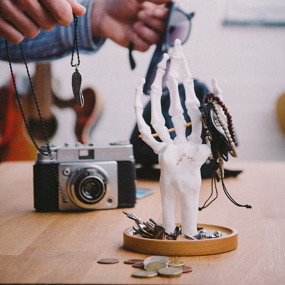 Skeletthand für den Schmuck - Weiß, Geschenk, Geschenkidee